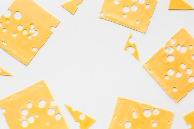 Marco plano de rodajas de queso emmental