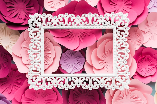 Foto gratuita marco de primer plano con adornos de papel floral