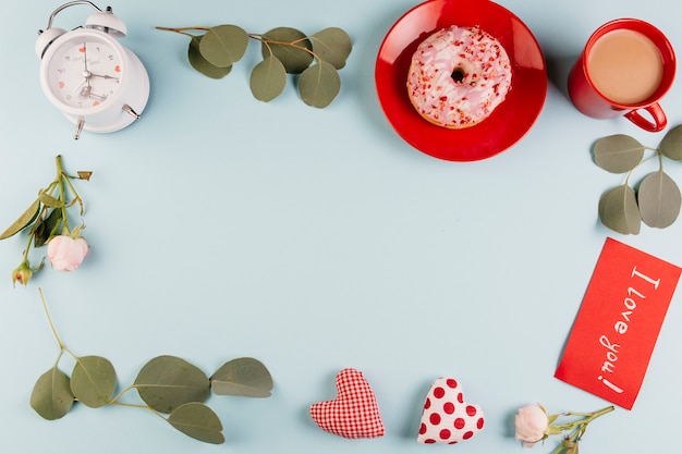 Foto gratuita marco realizado con decoraciones de san valentín en composición.