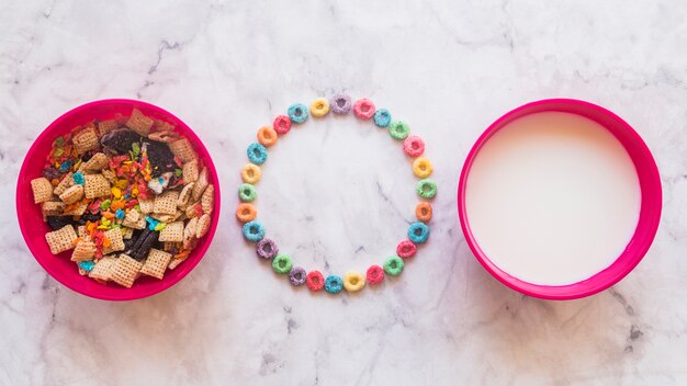 Marco redondo de cereales con cuencos.