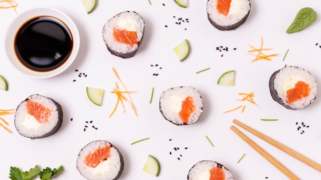 Foto gratuita marco de sushi fresco