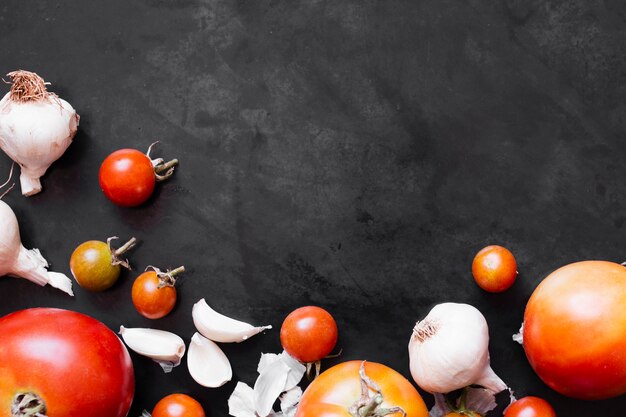 Marco de tomates y ajo con espacio de copia