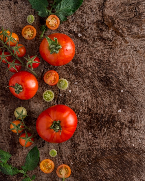 Marco de tomates frescos con espacio de copia