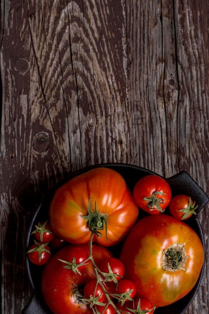 Foto gratuita marco de tomates sobre fondo de madera