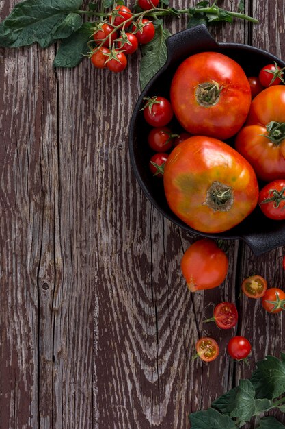 Marco de tomates de vista superior con espacio de copia