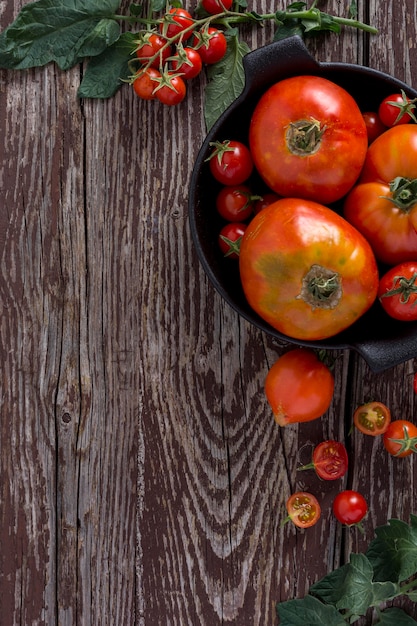 Marco de tomates de vista superior con espacio de copia