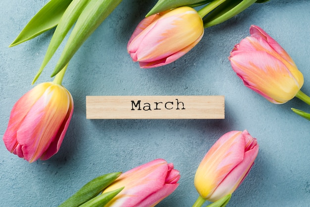 Marco de tulipanes con etiqueta de mes de marzo