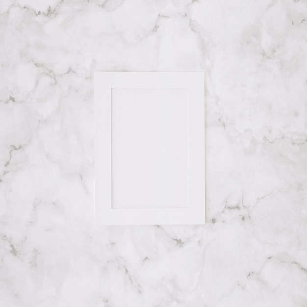 Marco vacío blanco sobre fondo de mármol con textura