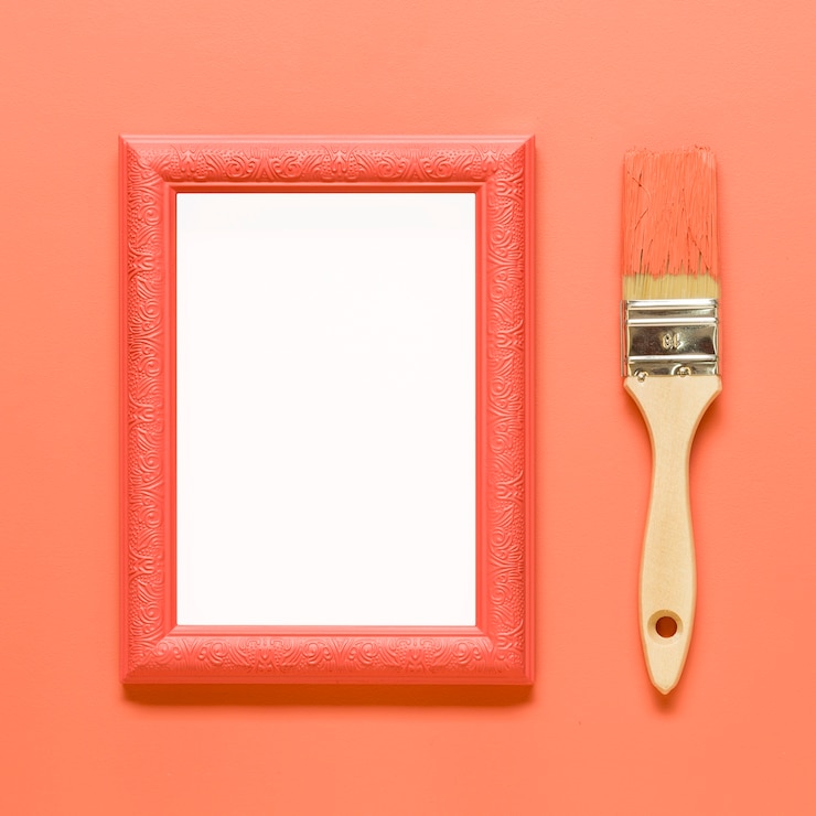 Foto gratuito marco vacío naranja y pincel para madera