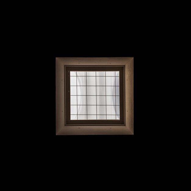 Marco de ventana de madera sobre fondo negro