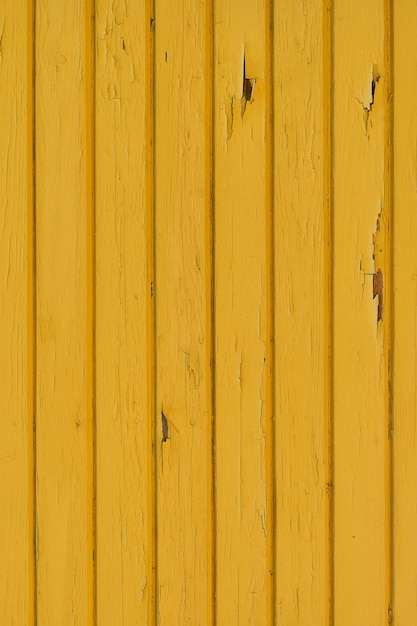 Marco vertical fondo de madera amarilla pintura de la pared de la casa vieja que se despega de la idea de papel tapiz de la pared luz natural