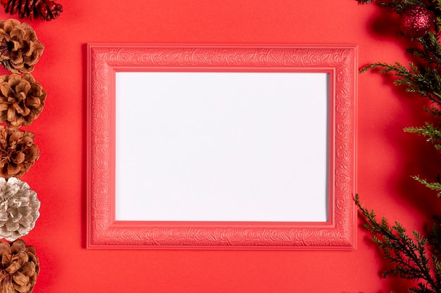 Marco vintage con espacio en blanco en mesa roja