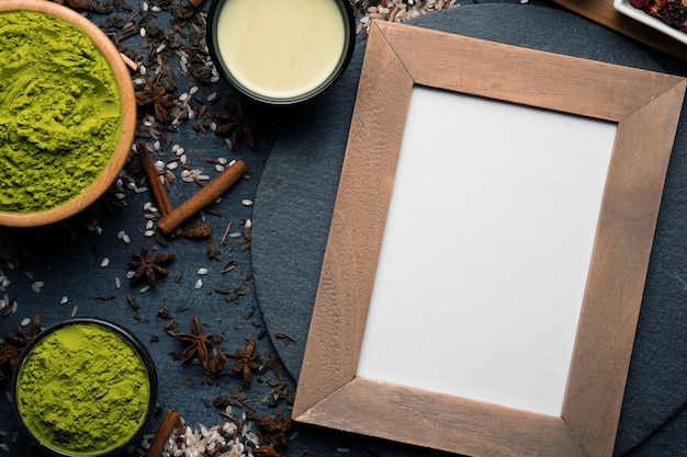 Marco de vista superior al lado de té verde asiático matcha