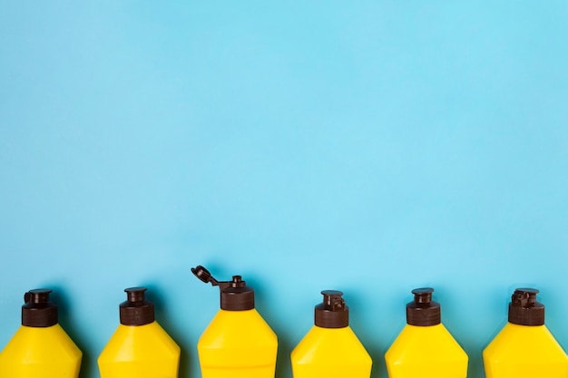 Foto gratuita marco de vista superior con botellas de detergente y espacio de copia