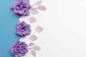 Foto gratuita marco de vista superior con flores de color púrpura y fondo blanco.