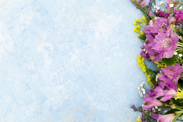 Foto gratuita marco de vista superior con flores de colores y espacio de copia