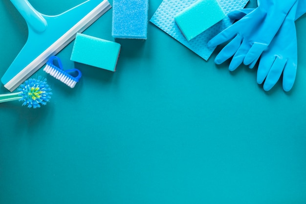 Marco de vista superior con productos de limpieza azules