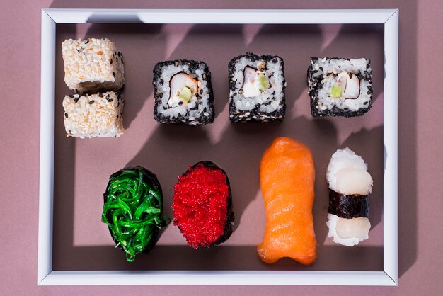 Marco de vista superior con rollos de sushi