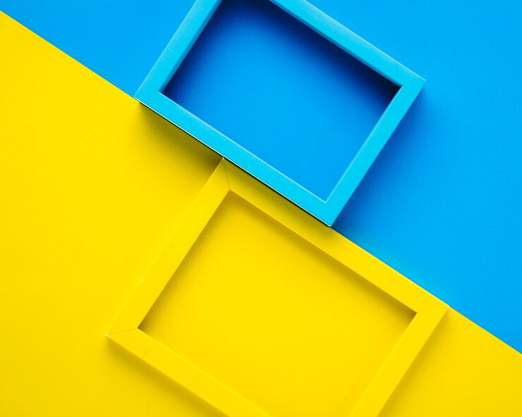 Foto gratuito marcos azules y amarillos sobre fondo bicolor