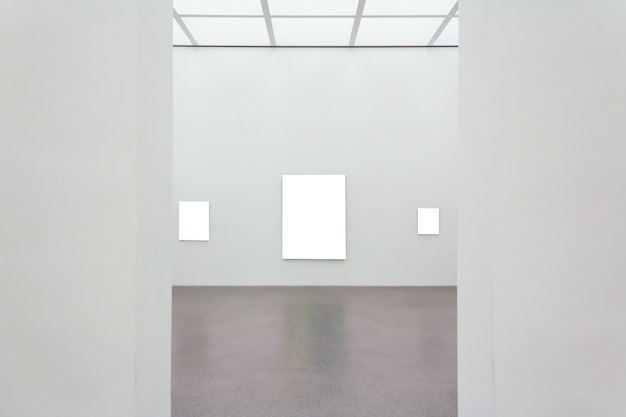 Marcos cuadrados en blanco unidos a una pared en una habitación