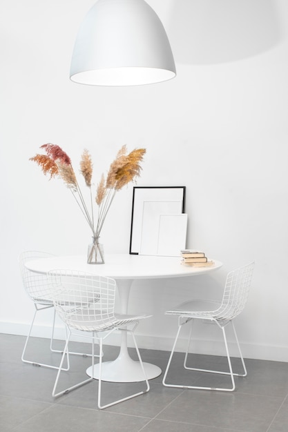 Foto gratuita marcos de fotos vacíos en el diseño de interiores de mesa