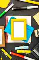 Foto gratuita los marcos de fotos de vista superior con lápices de colores sobre fondo oscuro dibujo inspiran el cuaderno de notas de la escuela
