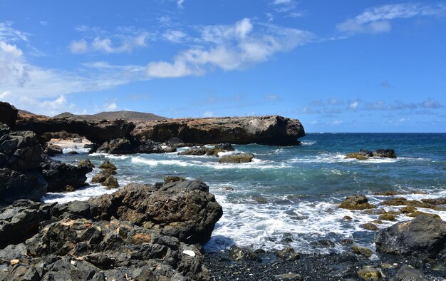 Mares agitados en la costa accidentada de Aruba