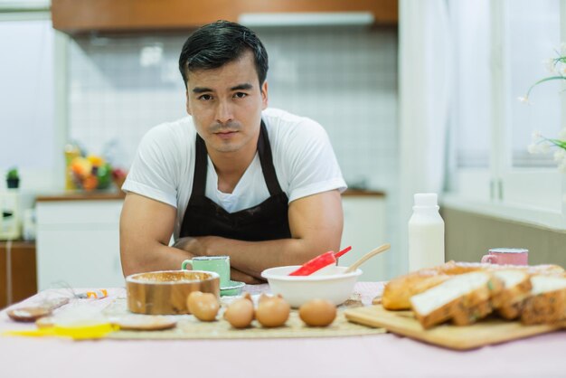 Marido aburrido preparando el desayuno concepto de ideas familiares en casa