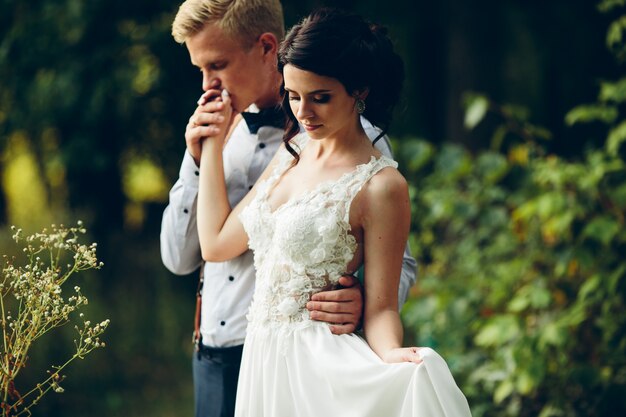 Marido besando la mano de su mujer