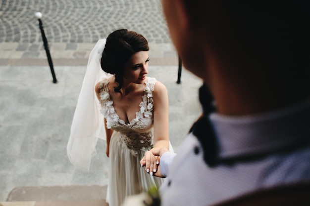 Marido le da su mano a su mujer