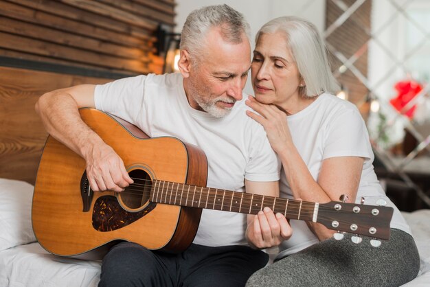 Marido dedicando canción para su esposa