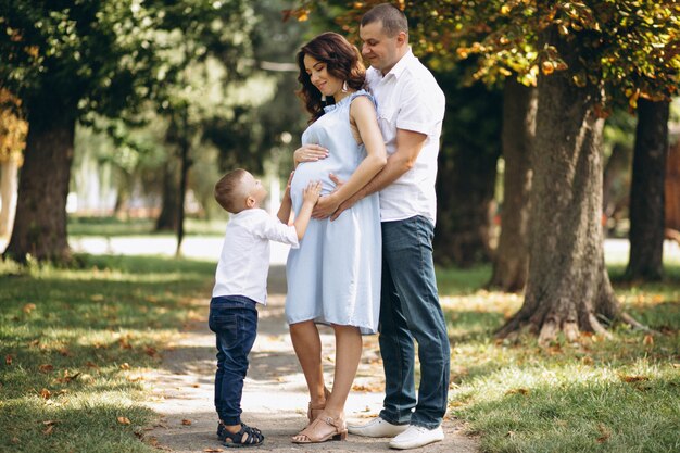 Marido con esposa embarazada y su hijo en el parque