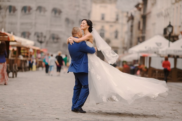 Foto gratuita marido levantando a su mujer