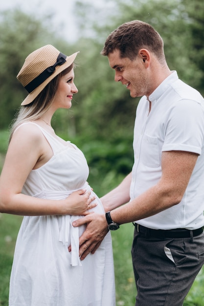 Foto gratuita el marido se lleva el estómago de la esposa