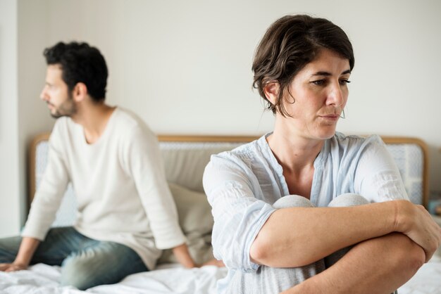 Mujer triste pensando en el sofá después de la pelea con el marido en