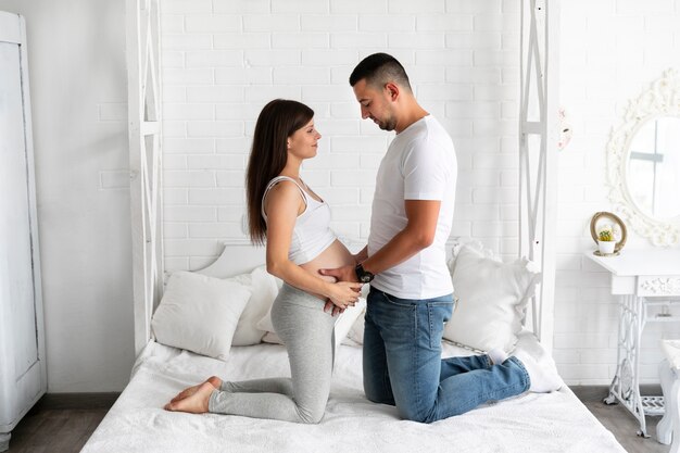 Marido y mujer esperando juntos a su nuevo bebé