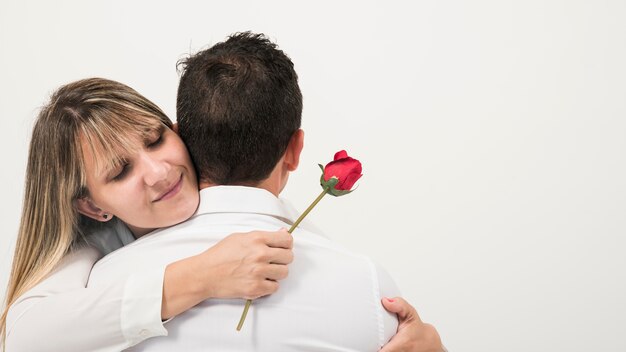 Marido y mujer felices en el día del padre