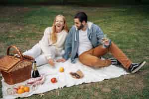 Foto gratuita marido y mujer haciendo un picnic juntos fuera