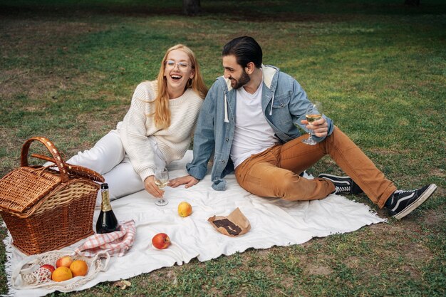 Marido y mujer haciendo un picnic juntos fuera