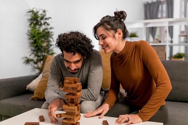 Marido y mujer jugando un juego de torre de madera