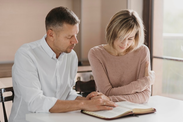 Marido y mujer leyendo la Biblia