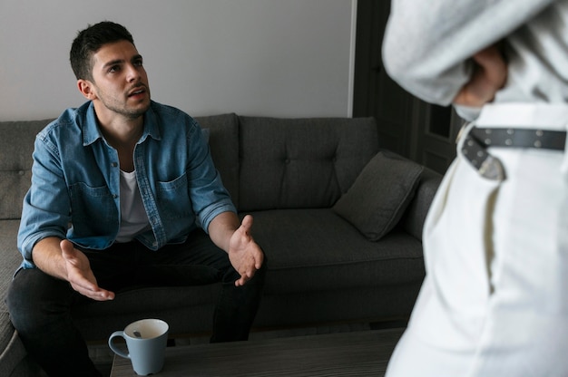 Foto gratuita marido y mujer peleando en el interior