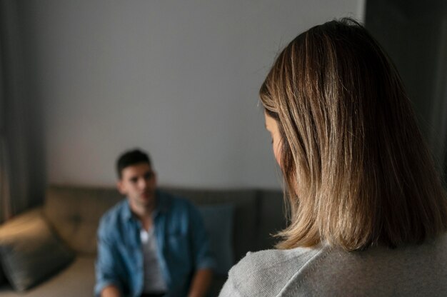 Marido y mujer peleando en el interior