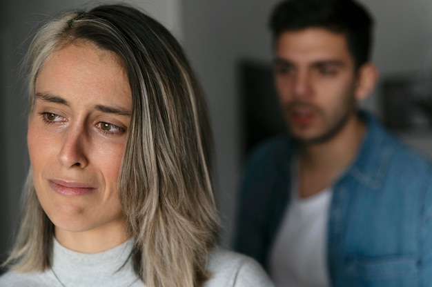 Foto gratuita marido y mujer peleando