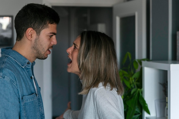 Marido y mujer peleando