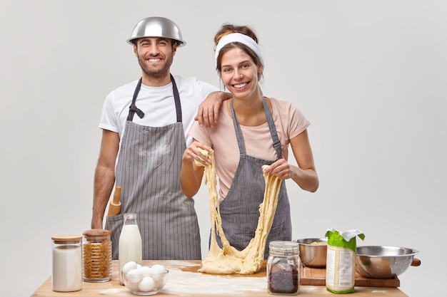 Foto gratuita marido y mujer posan en la cocina preparando una sabrosa cena