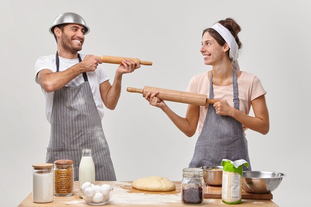 Marido y mujer posan en la cocina preparando una sabrosa cena