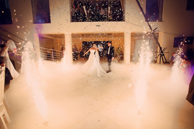 Marido y mujer en la sala de baile