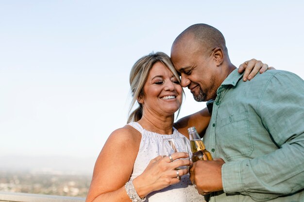 Marido y mujer tomando una copa en el balcón