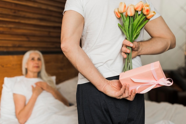 Marido sorprende a su esposa en el día de San Valentín